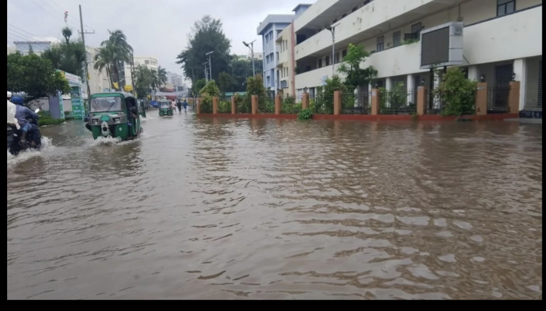 বৃষ্টিতে ডুবেছে নোয়াখালী জেলা শহর চরম দুর্ভোগে মানুষ