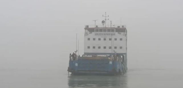 ঘন কুয়াশায় দৌলতদিয়া-পাটুরিয়া নৌপথে ফেরি চলাচল বন্ধ