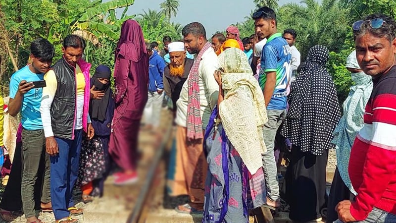 প্রেমিকের হাত ধরেছেন...