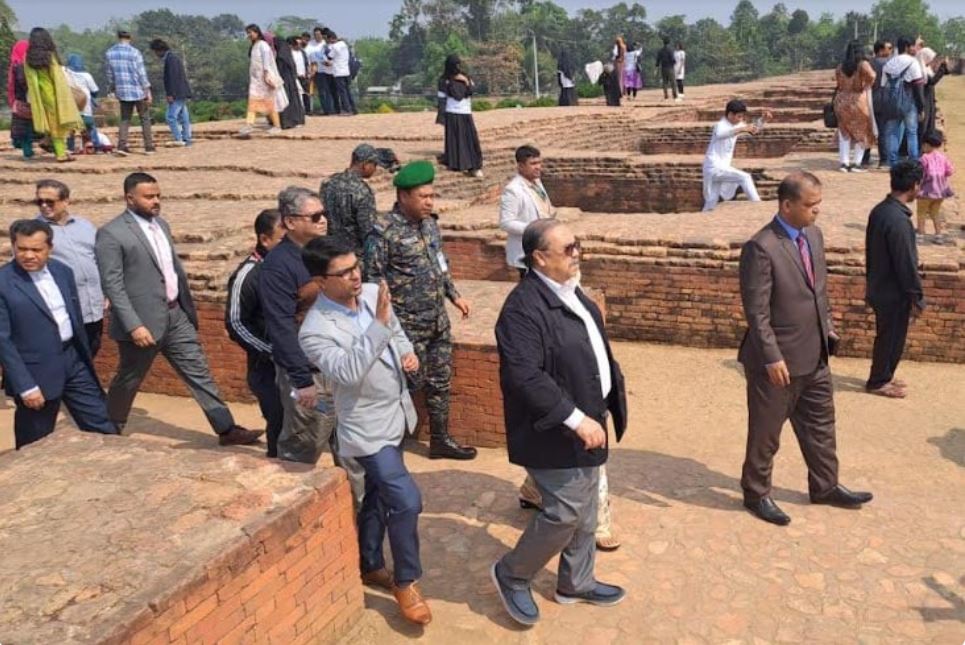 প্রধান বিচারপতির ময়নামতি জাদুঘর ও শালবন বিহার পরিদর্শন