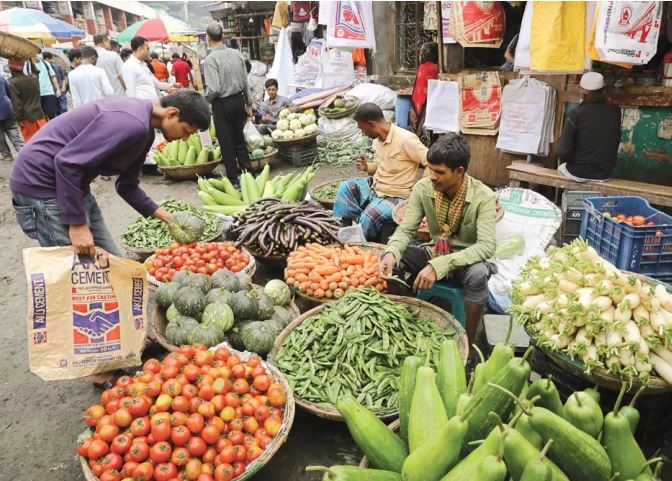 মাছ-মাংস নাগালে নেই, ডিম-সবজির দামও চড়া