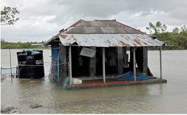 আতঙ্ক ছড়ালেও ঘূর্ণিঝ...