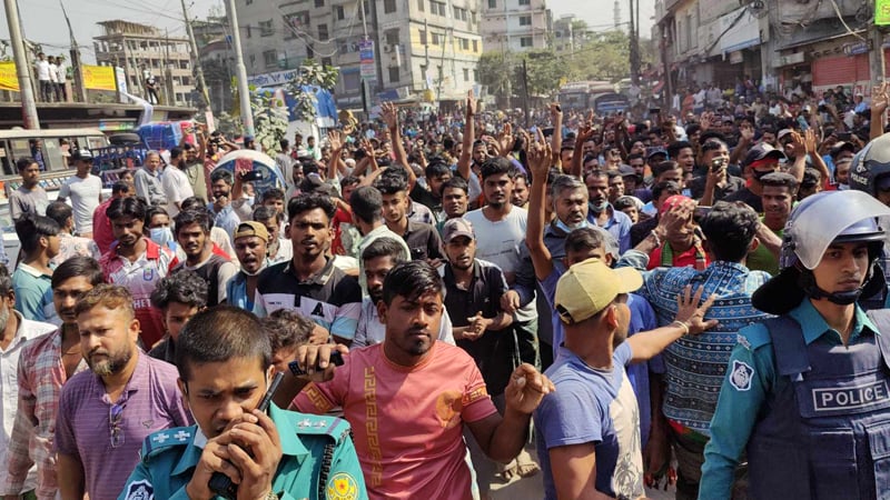 দয়াগঞ্জে সড়ক অবরোধ করে ব্যাটারিচালিত রিকশা চালকদের বিক্ষোভ ।