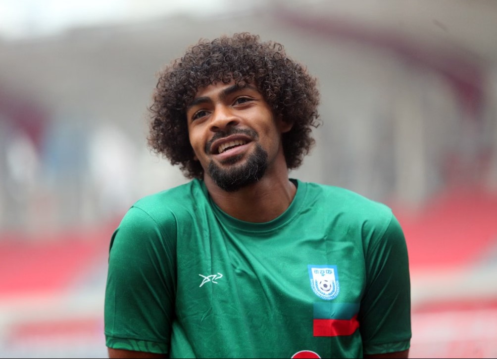 ফ্লাইট মিস করায় ঢাকা...